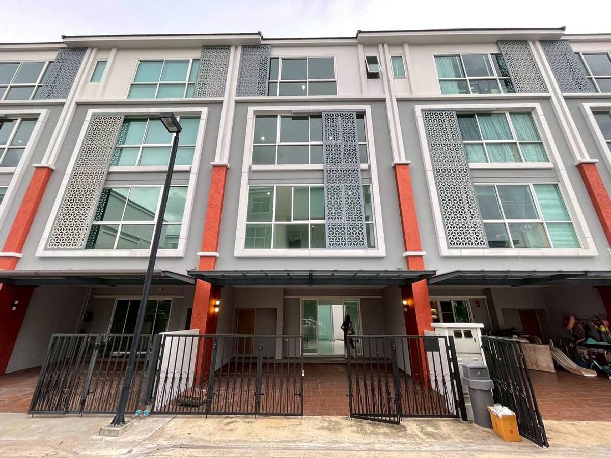 For SaleTownhomeRama3 (Riverside),Satupadit : New, 1 hand, 4 -story townhome, Rama 3, near the expressway to support the EV Charger with a 3 -phase lighting system, empty room, decorated as you like.