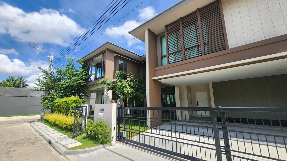 ให้เช่าบ้านพัฒนาการ ศรีนครินทร์ : Burasiri Krungthepkreetha | ให้เช่าบ้านเดี่ยวหลังมุม 4 ห้องนอน 2 ที่จอดรถ หน้ากว้าง แต่งสไตล์ Japandi สะอาดสะอ้าน น่าอยู่