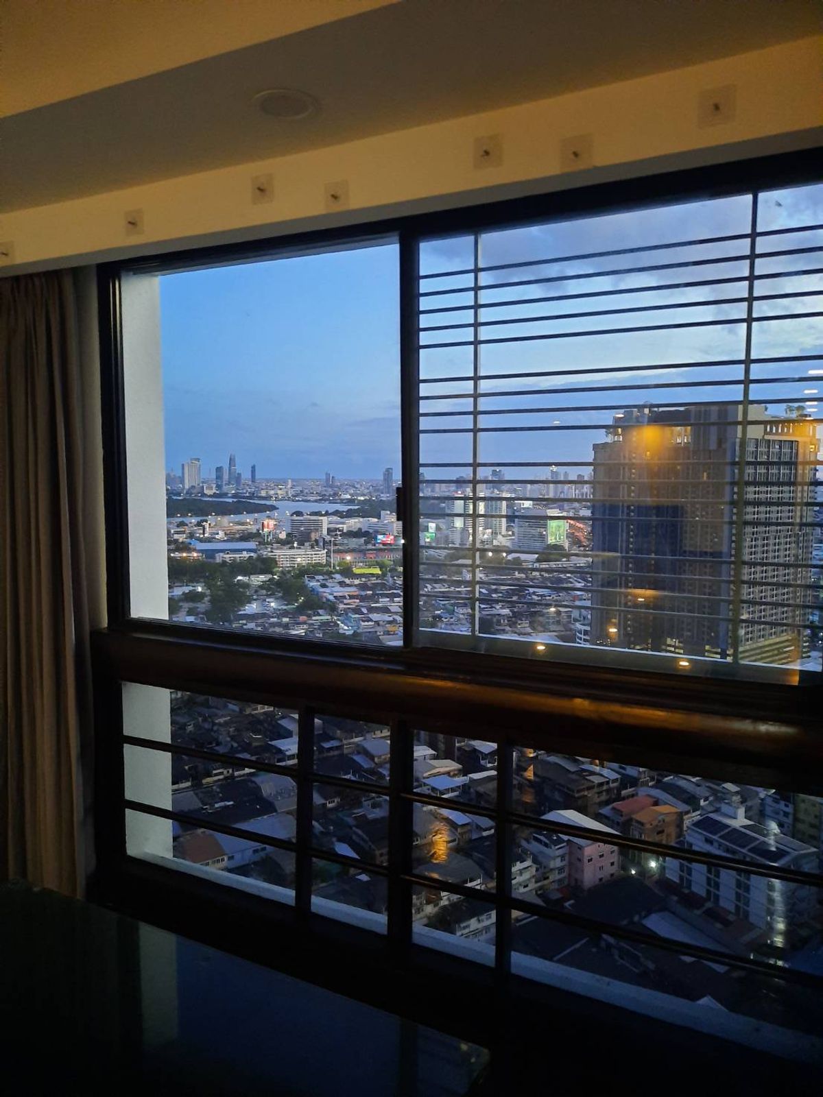 ให้เช่าคอนโดสุขุมวิท อโศก ทองหล่อ : Rare unit for Rent 2 ห้องนอน 3 ห้องน้ำ วิวโค้งน้ำบางกระเจ้าที่ห้องนอนใหญ่และห้องรับประทานอาหาร ชั้นสูง