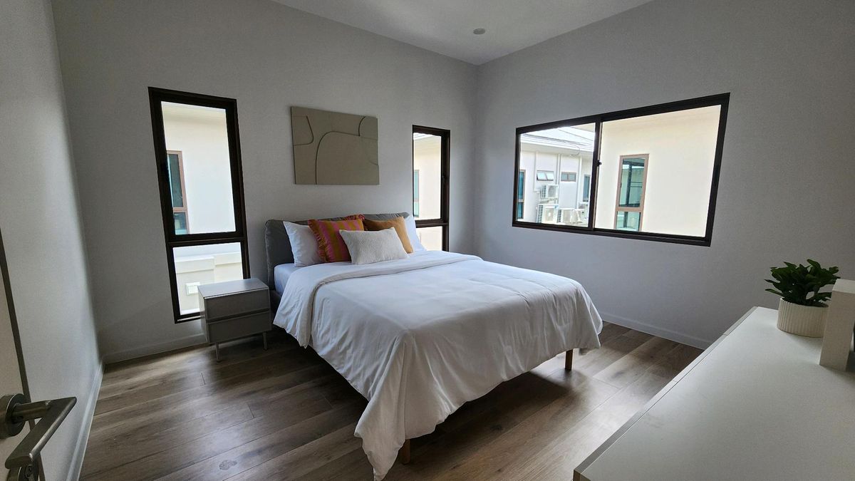 ให้เช่าบ้านพัฒนาการ ศรีนครินทร์ : Burasiri Krungthepkreetha | ให้เช่าบ้านเดี่ยวหลังมุม 4 ห้องนอน 2 ที่จอดรถ หน้ากว้าง แต่งสไตล์ Japandi สะอาดสะอ้าน น่าอยู่