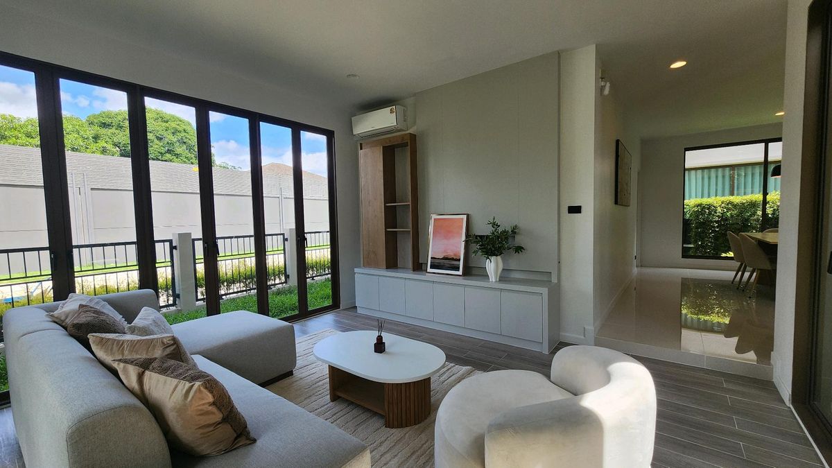 ให้เช่าบ้านพัฒนาการ ศรีนครินทร์ : Burasiri Krungthepkreetha | ให้เช่าบ้านเดี่ยวหลังมุม 4 ห้องนอน 2 ที่จอดรถ หน้ากว้าง แต่งสไตล์ Japandi สะอาดสะอ้าน น่าอยู่