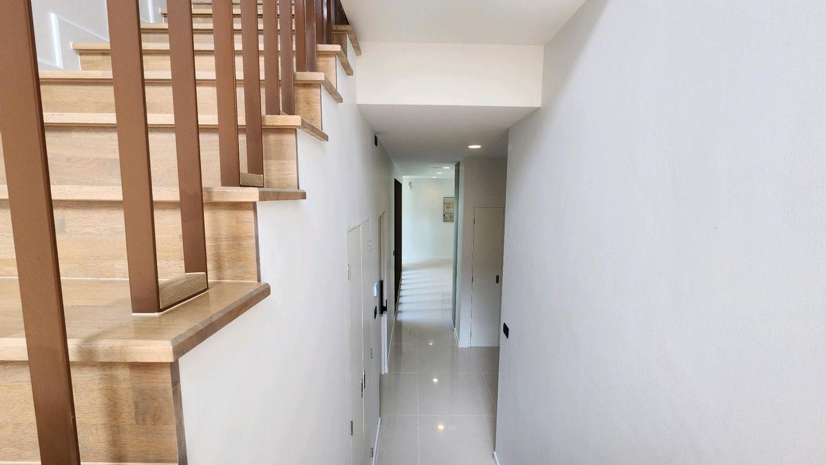 ให้เช่าบ้านพัฒนาการ ศรีนครินทร์ : Burasiri Krungthepkreetha | ให้เช่าบ้านเดี่ยวหลังมุม 4 ห้องนอน 2 ที่จอดรถ หน้ากว้าง แต่งสไตล์ Japandi สะอาดสะอ้าน น่าอยู่