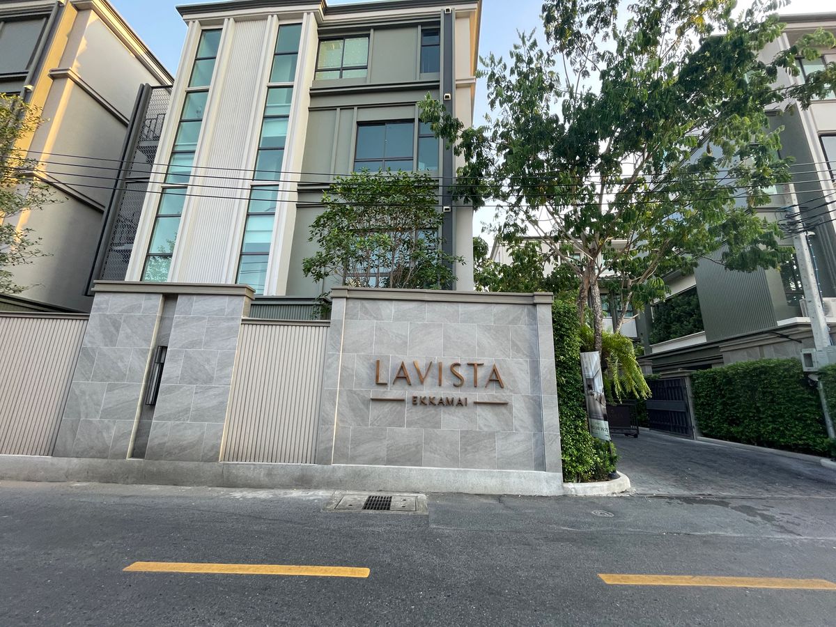 For SaleHouseSukhumvit, Asoke, Thonglor : [RARE ITEM] Luxurious corner mansion Lavista Ekkamai 10 | 429 sq m. Superior life in the heart of Ekkamai—fully decorated. Ready to move in!