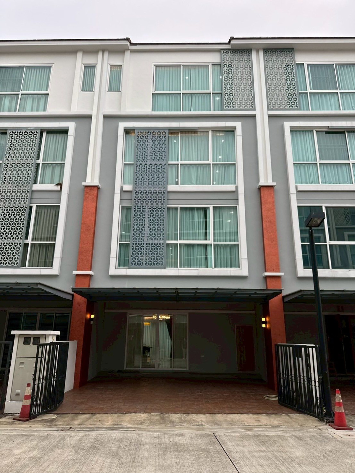 ขายทาวน์โฮมพระราม 3 สาธุประดิษฐ์ : ขายบ้าน พระราม3 มือ1  โคเต้ เมซอง  รองรับ EV Charger ด้วยระบบไฟ 3 เฟส 