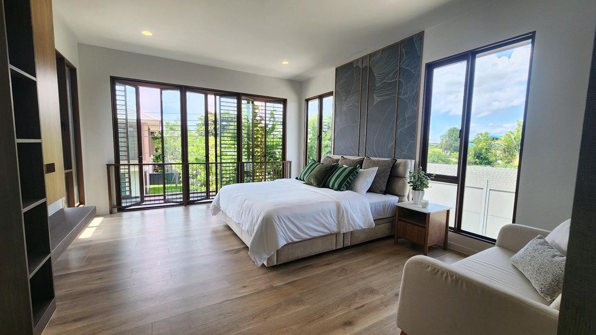 ให้เช่าบ้านพัฒนาการ ศรีนครินทร์ : Burasiri Krungthepkreetha | ให้เช่าบ้านเดี่ยวหลังมุม 4 ห้องนอน 2 ที่จอดรถ หน้ากว้าง แต่งสไตล์ Japandi สะอาดสะอ้าน น่าอยู่