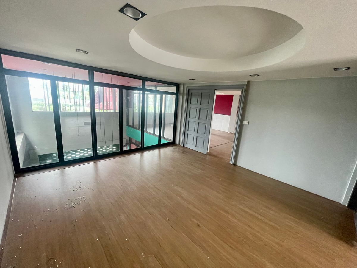 ขายที่ดินนวมินทร์ รามอินทรา : ตึกแถวทำเลทอง ตรงข้ามสนามกอล์ฟปัญญารามอินทรา รายล้อมด้วยบ้านหรูโครงการใหญ่ และลูกค้ากำลังซื้อสูง ทำเ