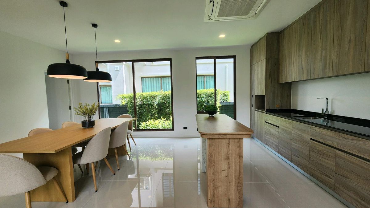 ให้เช่าบ้านพัฒนาการ ศรีนครินทร์ : Burasiri Krungthepkreetha | ให้เช่าบ้านเดี่ยวหลังมุม 4 ห้องนอน 2 ที่จอดรถ หน้ากว้าง แต่งสไตล์ Japandi สะอาดสะอ้าน น่าอยู่