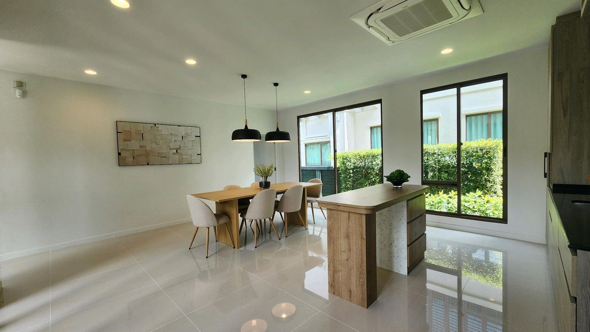 ให้เช่าบ้านพัฒนาการ ศรีนครินทร์ : Burasiri Krungthepkreetha | ให้เช่าบ้านเดี่ยวหลังมุม 4 ห้องนอน 2 ที่จอดรถ หน้ากว้าง แต่งสไตล์ Japandi สะอาดสะอ้าน น่าอยู่