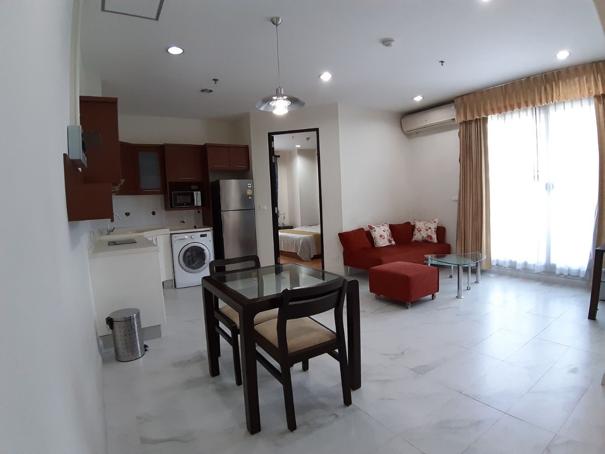 For RentCondoSukhumvit, Asoke, Thonglor : The corner room of the city view of the furniture is ready. Walk to the Asoke station or the subway, Sukhumvit station is very convenient, central.
