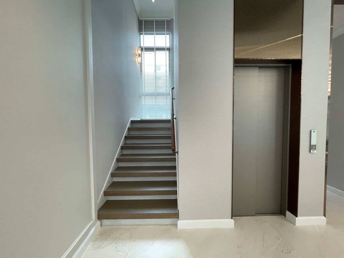 For SaleHouseSukhumvit, Asoke, Thonglor : [RARE ITEM] Luxurious corner mansion Lavista Ekkamai 10 | 429 sq m. Superior life in the heart of Ekkamai—fully decorated. Ready to move in!