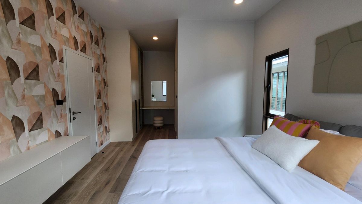 ให้เช่าบ้านพัฒนาการ ศรีนครินทร์ : Burasiri Krungthepkreetha | ให้เช่าบ้านเดี่ยวหลังมุม 4 ห้องนอน 2 ที่จอดรถ หน้ากว้าง แต่งสไตล์ Japandi สะอาดสะอ้าน น่าอยู่