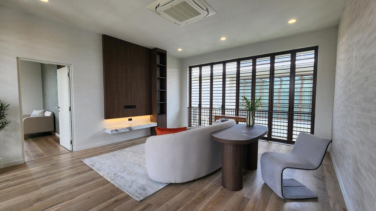 ให้เช่าบ้านพัฒนาการ ศรีนครินทร์ : Burasiri Krungthepkreetha | ให้เช่าบ้านเดี่ยวหลังมุม 4 ห้องนอน 2 ที่จอดรถ หน้ากว้าง แต่งสไตล์ Japandi สะอาดสะอ้าน น่าอยู่