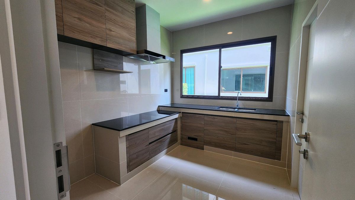 ให้เช่าบ้านพัฒนาการ ศรีนครินทร์ : Burasiri Krungthepkreetha | ให้เช่าบ้านเดี่ยวหลังมุม 4 ห้องนอน 2 ที่จอดรถ หน้ากว้าง แต่งสไตล์ Japandi สะอาดสะอ้าน น่าอยู่