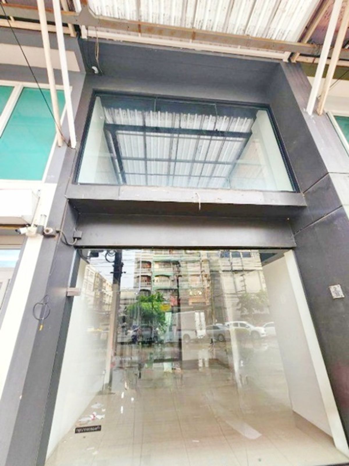 For RentShop HouseMin Buri, Romklao : The last oneat MRT RatPhatthana 900m. for rent the end of Ramkhamhaeng Enormouscommercial building