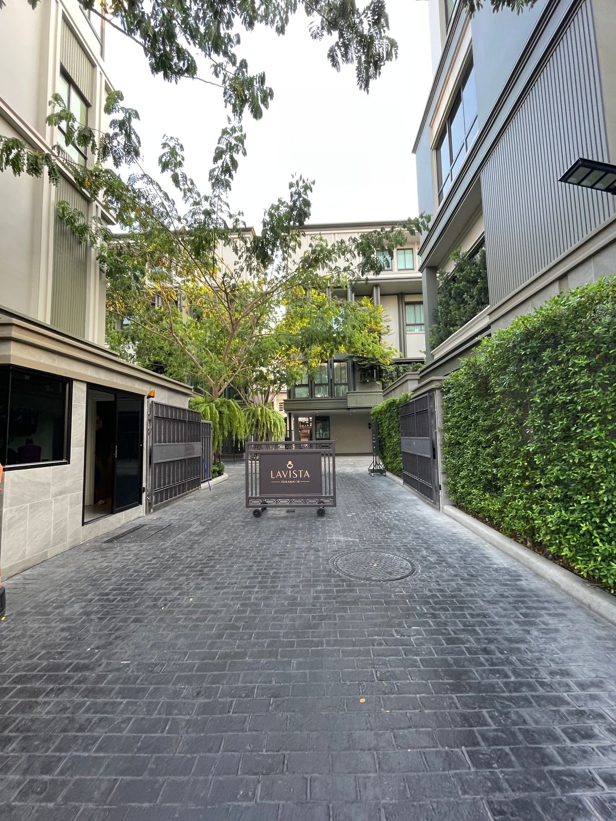 For SaleHouseSukhumvit, Asoke, Thonglor : [RARE ITEM] Luxurious corner mansion Lavista Ekkamai 10 | 429 sq m. Superior life in the heart of Ekkamai—fully decorated. Ready to move in!