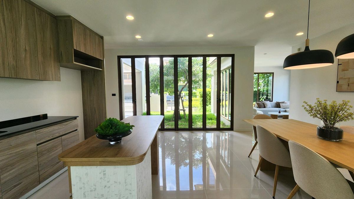 ให้เช่าบ้านพัฒนาการ ศรีนครินทร์ : Burasiri Krungthepkreetha | ให้เช่าบ้านเดี่ยวหลังมุม 4 ห้องนอน 2 ที่จอดรถ หน้ากว้าง แต่งสไตล์ Japandi สะอาดสะอ้าน น่าอยู่