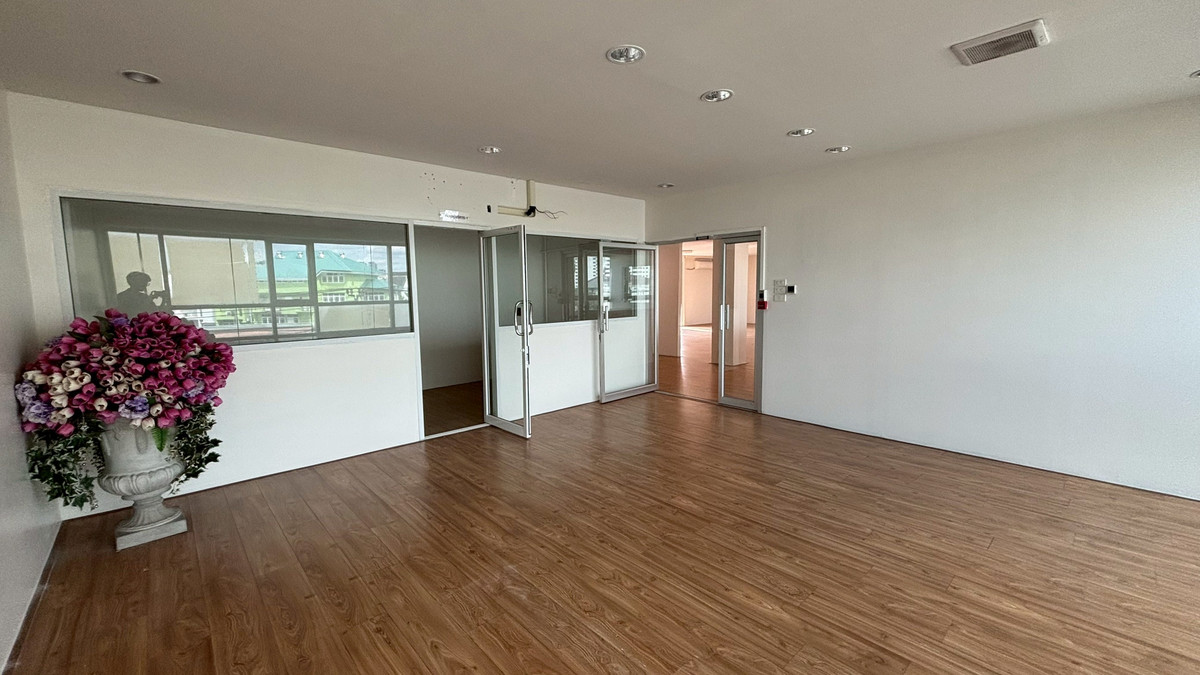 For RentOfficeRatchadapisek, Huaikwang, Suttisan : Rental of Life Life Office Building 230 sq.m., 3rd floor