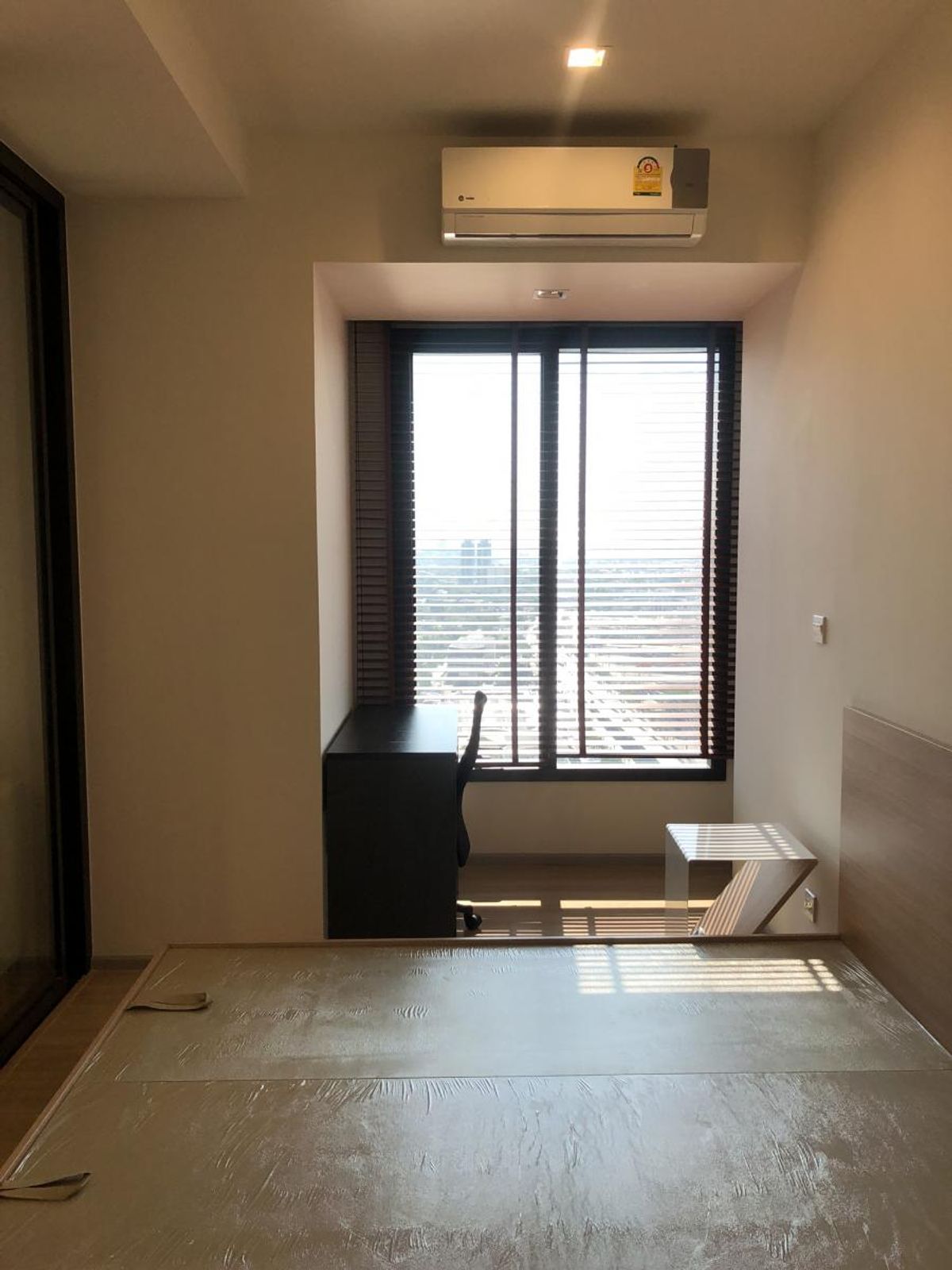 For SaleCondoSapankwai,Jatujak : Urgent sale Condo M Jatujak, Pet friendly Selling 98, xxx baht/sqm , 1 bedroom, all free furniture. Appointment pls call 085-362-6455