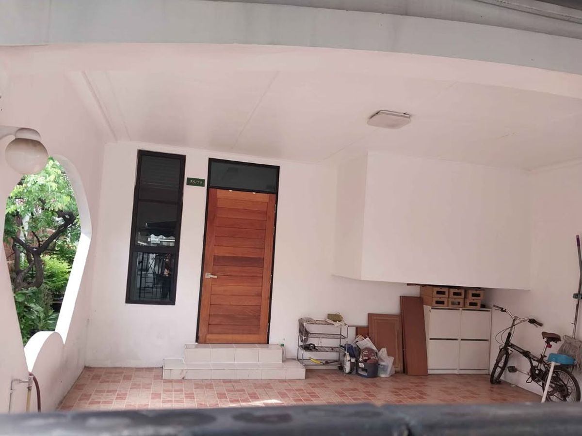 ให้เช่าทาวน์โฮมเลียบทางด่วนรามอินทรา : บ้านกลางเมือง ลาดพร้าว-โยธินพัฒนา แปลงมุม  ให้เช่า 35,000 บาท/เดือน  