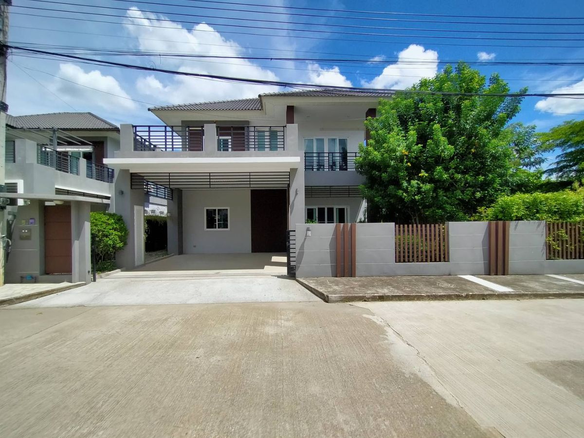 For RentHouseChiang Mai : -A house two storeys for rent with 3 bedrooms,3 toilets and 1 kitchen. 