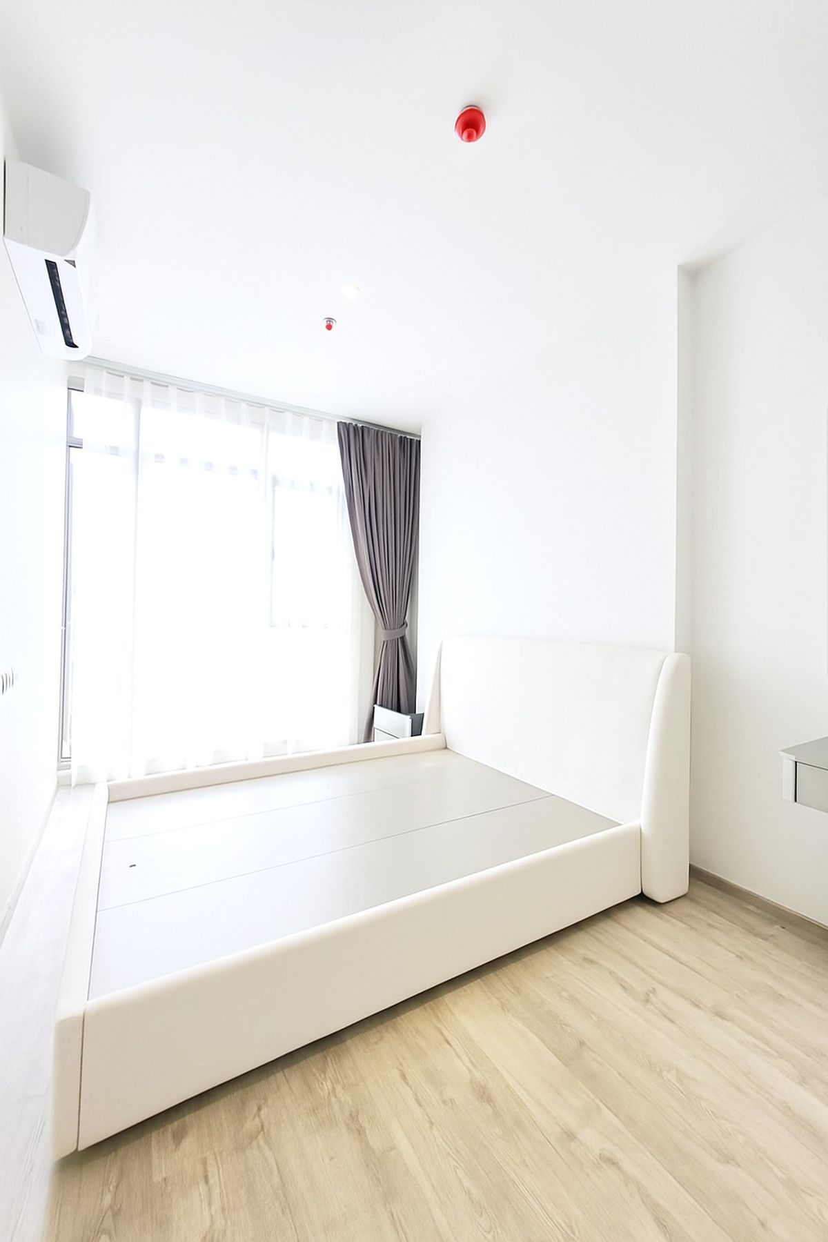 For RentCondoSukhumvit, Asoke, Thonglor : RHYTHM EKKAMAI ESTATE condo is convenient to travel near the BTS train.