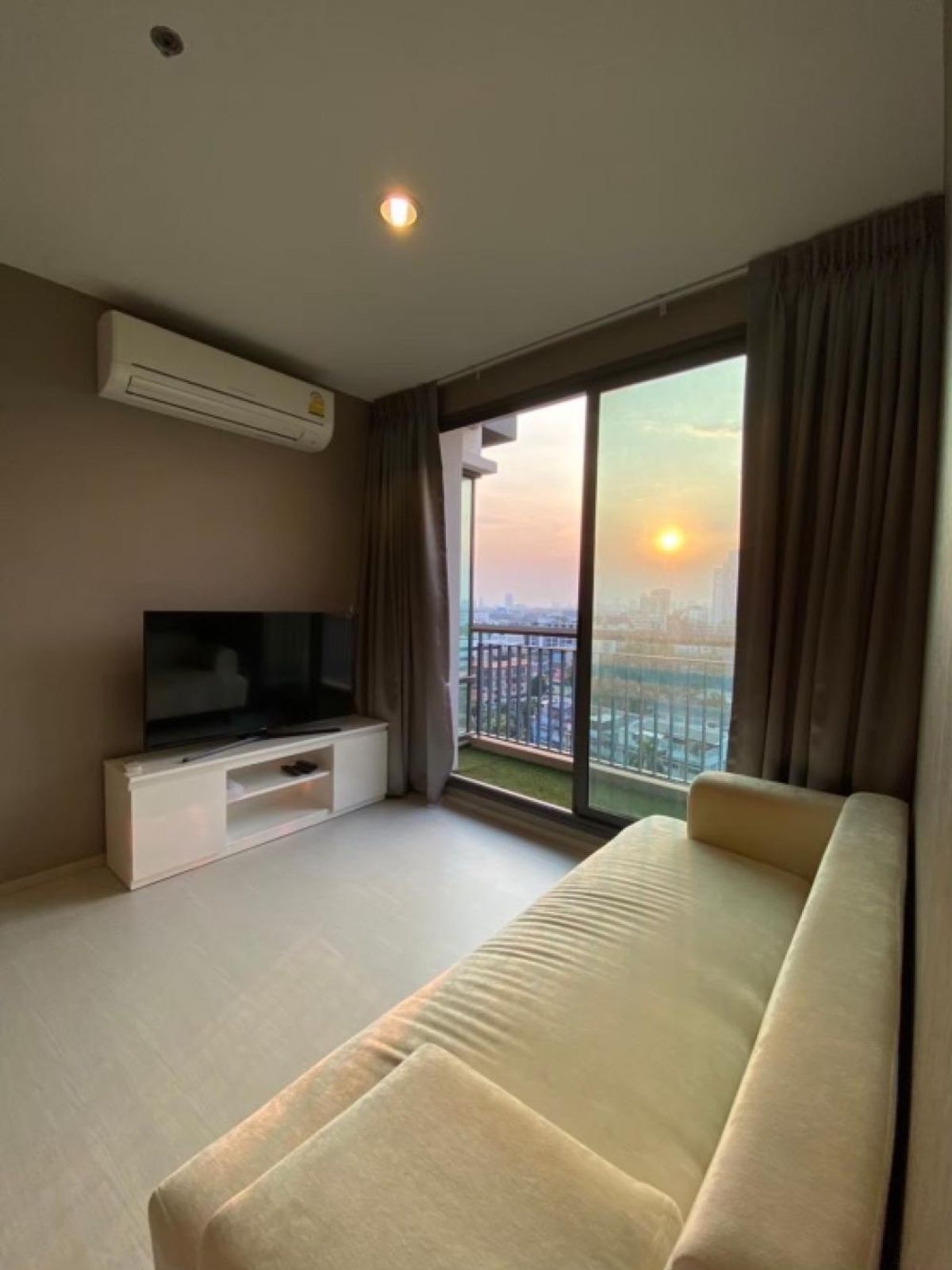 ขายคอนโดสุขุมวิท อโศก ทองหล่อ : Rhythm Sukhumvit 42 / 1 Bedroom (SALE WITH TENANT), ริทึ่ม สุขุมวิท 42 / 1 ห้องนอน (ขายพร้อมผู้เช่า) NUUN045