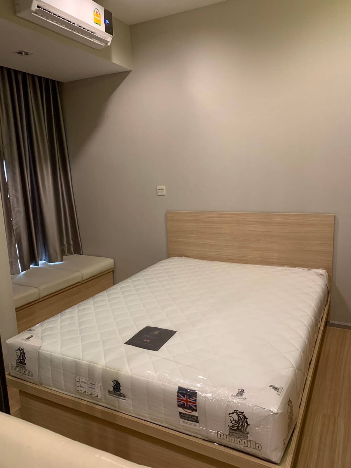 For SaleCondoSapankwai,Jatujak : Urgent sale Condo M Jatujak, Pet friendly Selling 98, xxx baht/sqm , 1 bedroom, all free furniture. Appointment pls call 085-362-6455