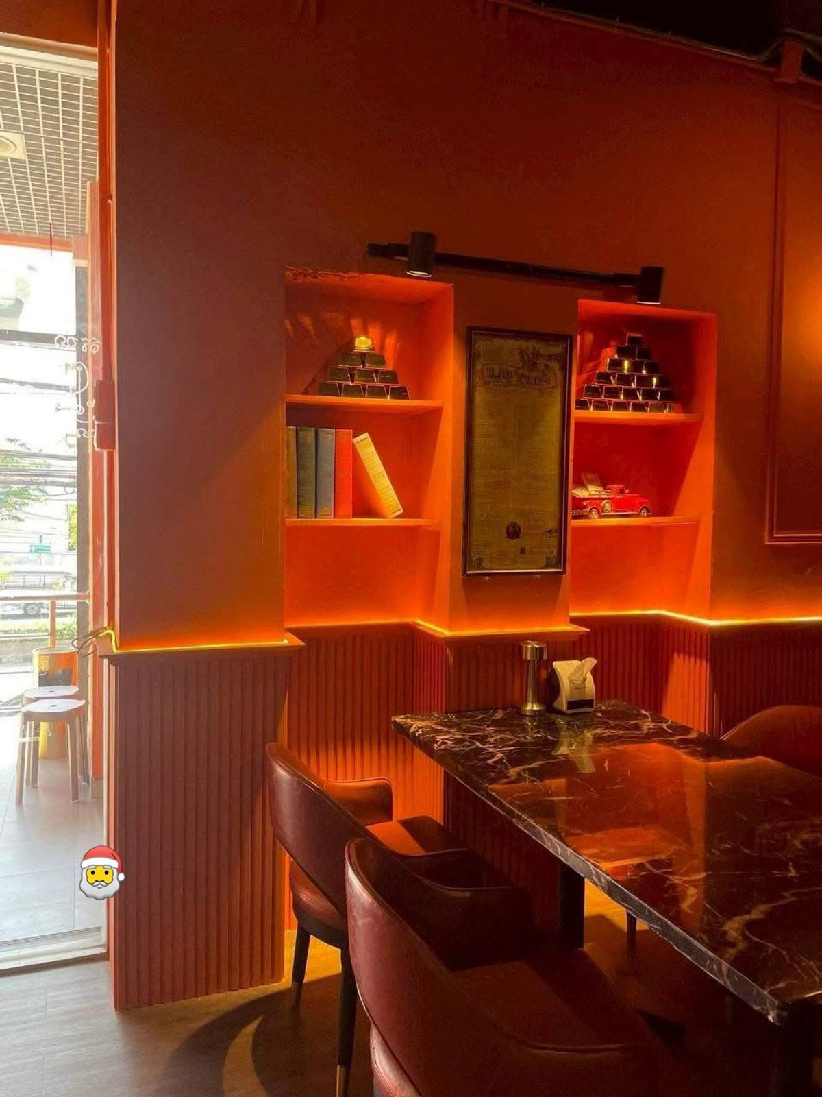 For RentShop HouseKhlongtoei, Kluaynamthai : 🔶 🔥 Rent a commercial building, area 385 sq.m., Golden location, Rama 4 - Hua Lamphong 🔥 ✅ suitable for a variety of businesses, including clinic, bar, spa, cafes or offices.