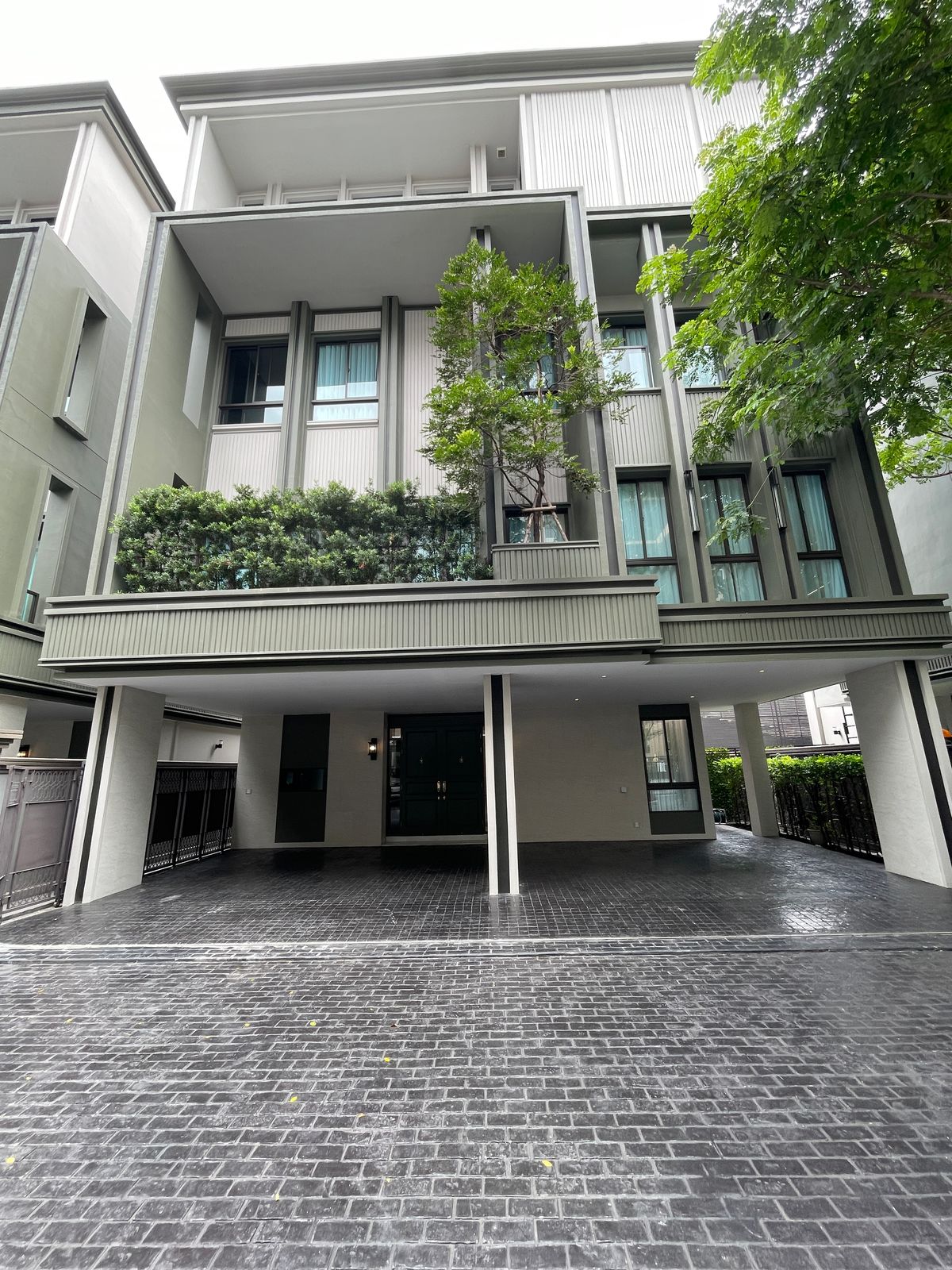 ขายบ้านสุขุมวิท อโศก ทองหล่อ : ประกาศขาย: Lavista Ekkamai 10 – คฤหาสน์หรูใจกลางเอกมัย บ้านเดี่ยวระดับ Super Luxury ที่หาได้ยากยิ่งในทำเลศักยภาพนี้ โดดเด่นด้วยพื้นที่ใช้สอยกว้างขวางถึง 429.97 ตร.ม. พร้อมฟังก์ชันครบครัน ตอบโจทย์ทุกไลฟ์สไตล์ของครอบครัวเมืองที่มองหาความเป็นส่วนตัว