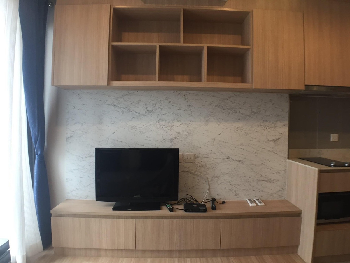 For SaleCondoSapankwai,Jatujak : Urgent sale Condo M Jatujak, Pet friendly Selling 98, xxx baht/sqm , 1 bedroom, all free furniture. Appointment pls call 085-362-6455