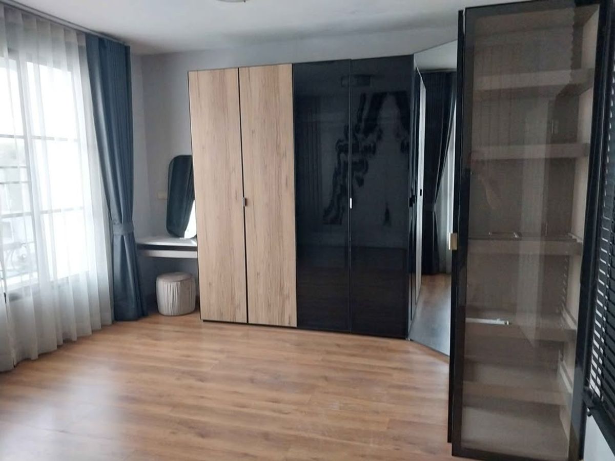 ให้เช่าทาวน์โฮมเลียบทางด่วนรามอินทรา : บ้านกลางเมือง ลาดพร้าว-โยธินพัฒนา แปลงมุม  ให้เช่า 35,000 บาท/เดือน  