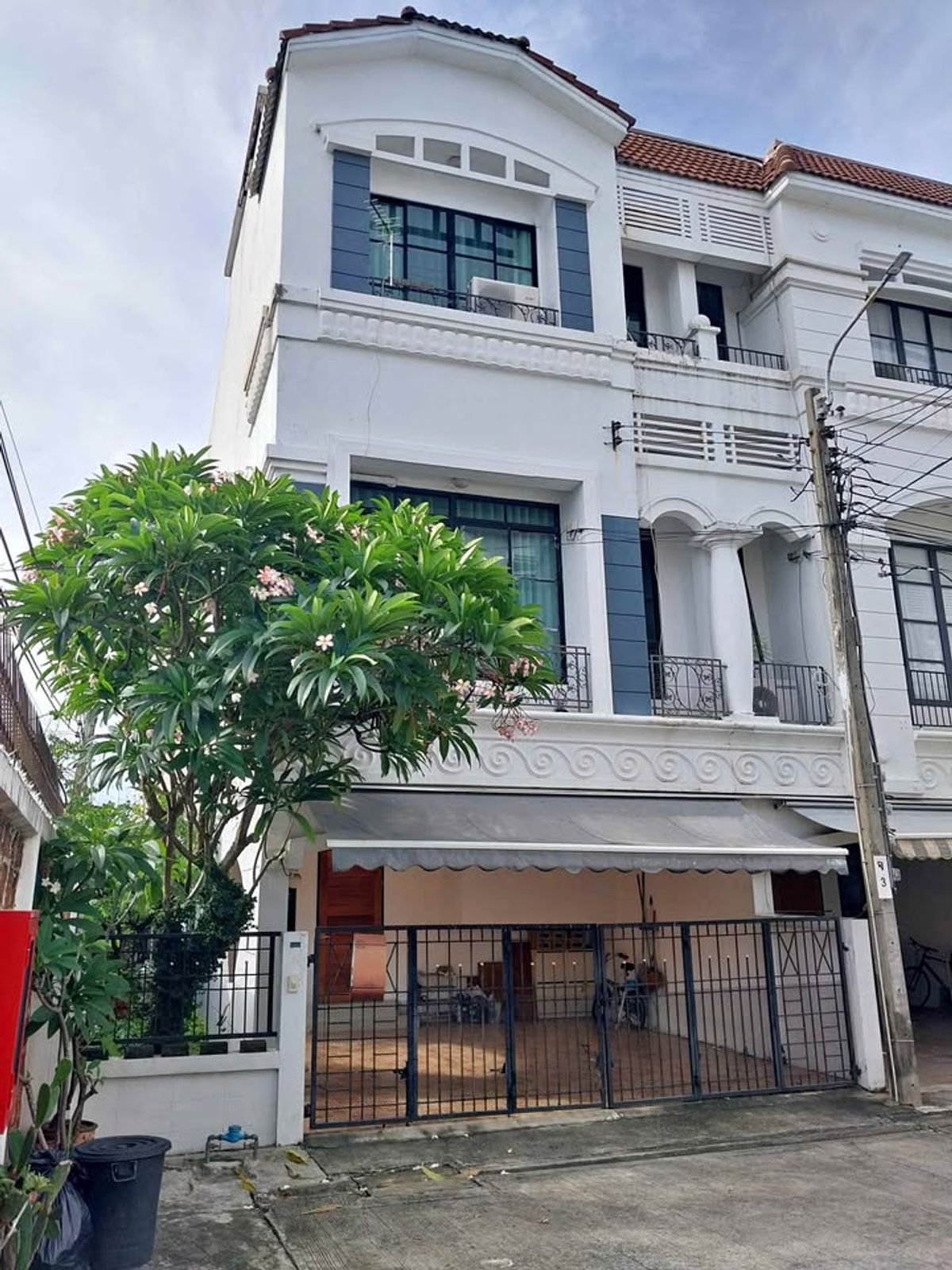 ให้เช่าทาวน์โฮมเลียบทางด่วนรามอินทรา : บ้านกลางเมือง ลาดพร้าว-โยธินพัฒนา แปลงมุม  ให้เช่า 35,000 บาท/เดือน  