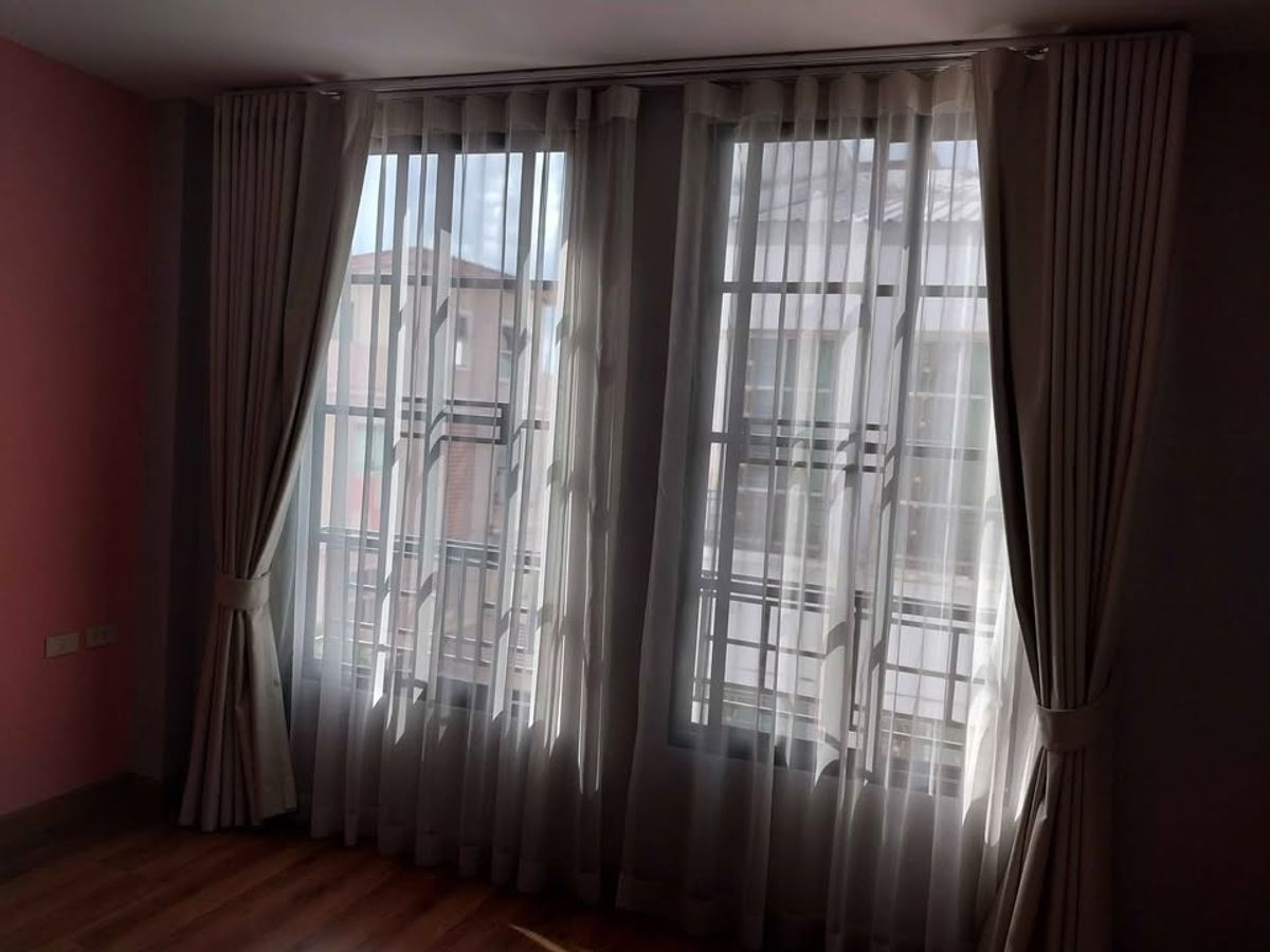 ให้เช่าทาวน์โฮมเลียบทางด่วนรามอินทรา : บ้านกลางเมือง ลาดพร้าว-โยธินพัฒนา แปลงมุม  ให้เช่า 35,000 บาท/เดือน  