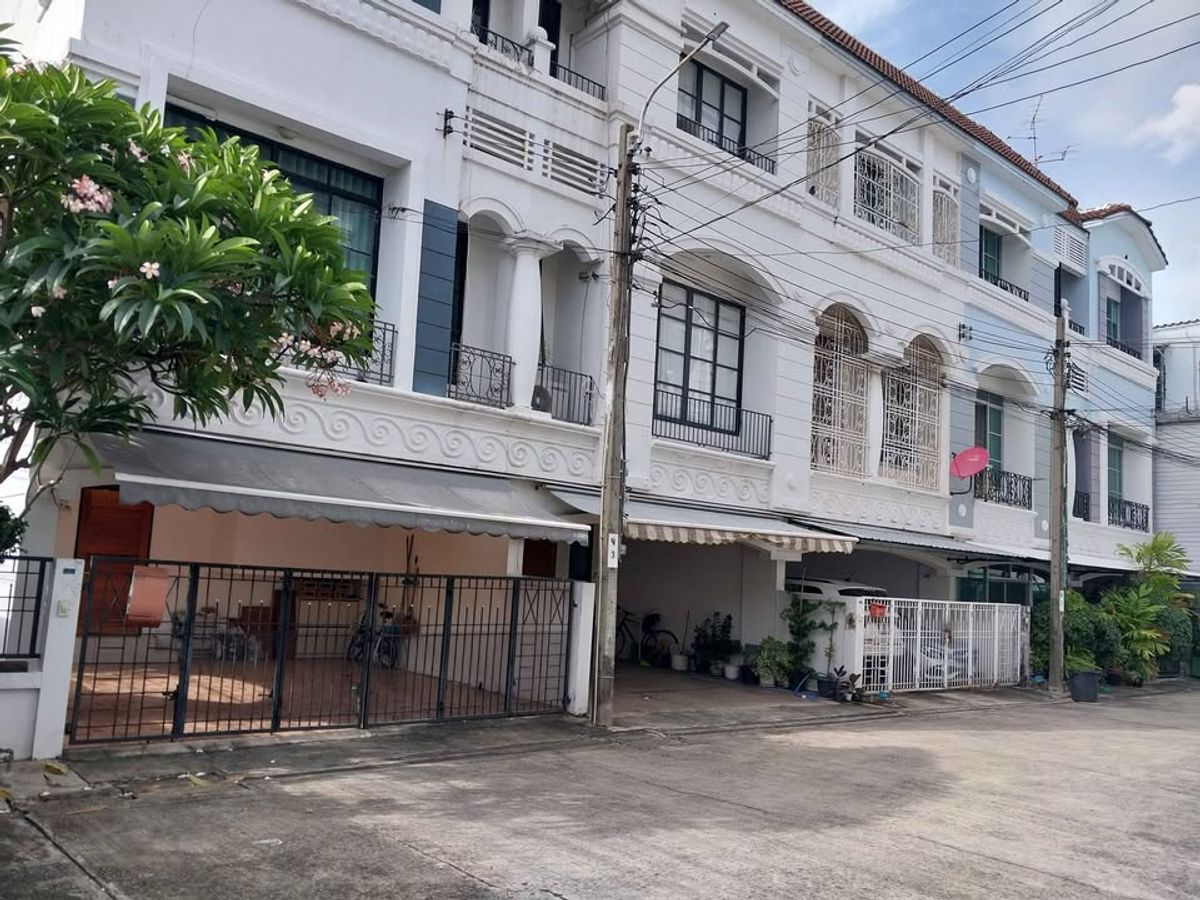 ให้เช่าทาวน์โฮมเลียบทางด่วนรามอินทรา : บ้านกลางเมือง ลาดพร้าว-โยธินพัฒนา แปลงมุม  ให้เช่า 35,000 บาท/เดือน  