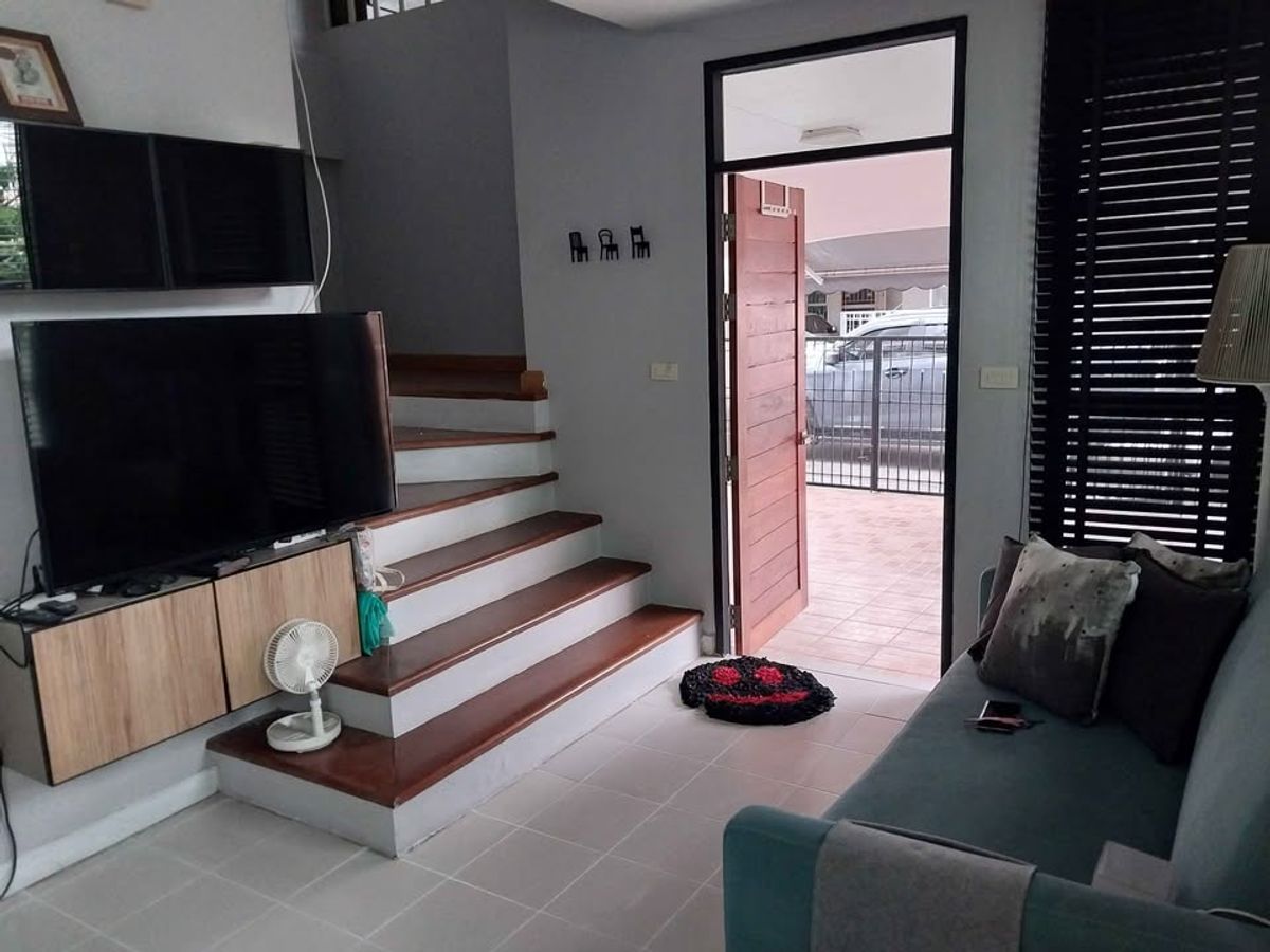 ให้เช่าทาวน์โฮมเลียบทางด่วนรามอินทรา : บ้านกลางเมือง ลาดพร้าว-โยธินพัฒนา แปลงมุม  ให้เช่า 35,000 บาท/เดือน  