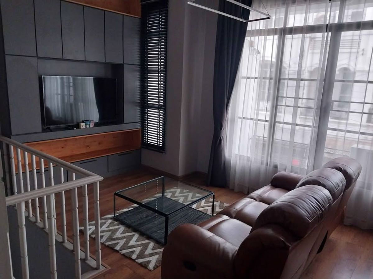 ให้เช่าทาวน์โฮมเลียบทางด่วนรามอินทรา : บ้านกลางเมือง ลาดพร้าว-โยธินพัฒนา แปลงมุม  ให้เช่า 35,000 บาท/เดือน  