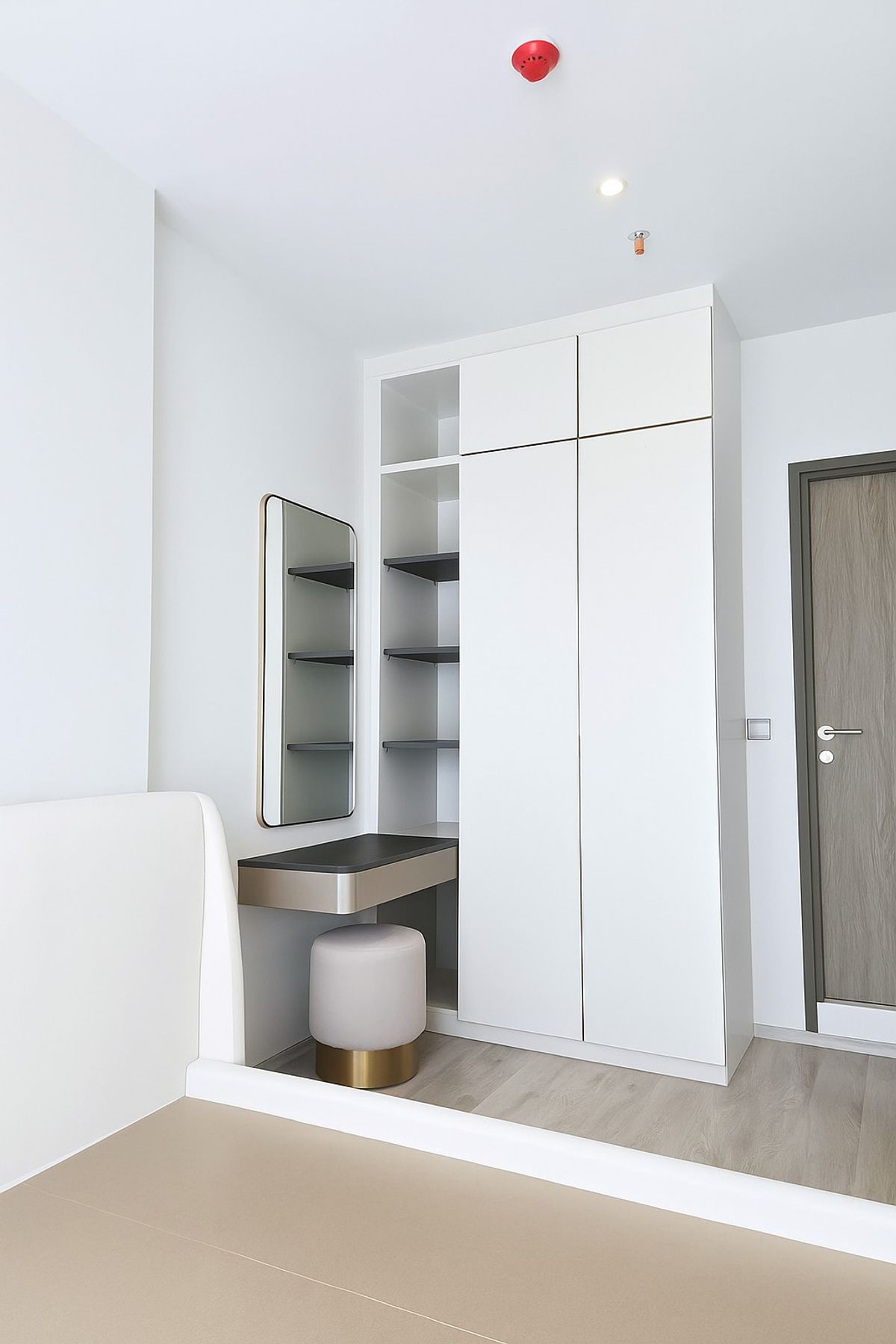 For RentCondoSukhumvit, Asoke, Thonglor : RHYTHM EKKAMAI ESTATE condo is convenient to travel near the BTS train.