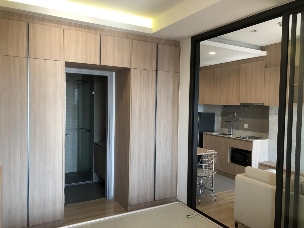 For SaleCondoSapankwai,Jatujak : Urgent sale Condo M Jatujak, Pet friendly Selling 98, xxx baht/sqm , 1 bedroom, all free furniture. Appointment pls call 085-362-6455
