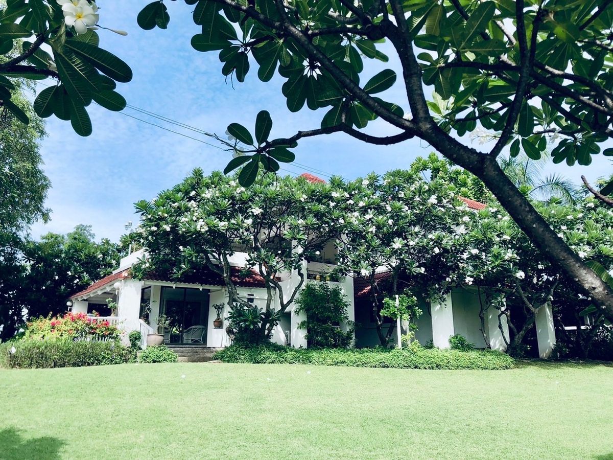 For SaleHouseHuahin, Prachuap Khiri Khan, Pran Buri : 📢👇 Hua Hin is a beautiful seaside town and a popular destination for holidays and getaways.
A vacation home here offers good neighbors and excellent feng shui — a perfect choice for those seeking privacy, spacious living, and ultimate comfort.