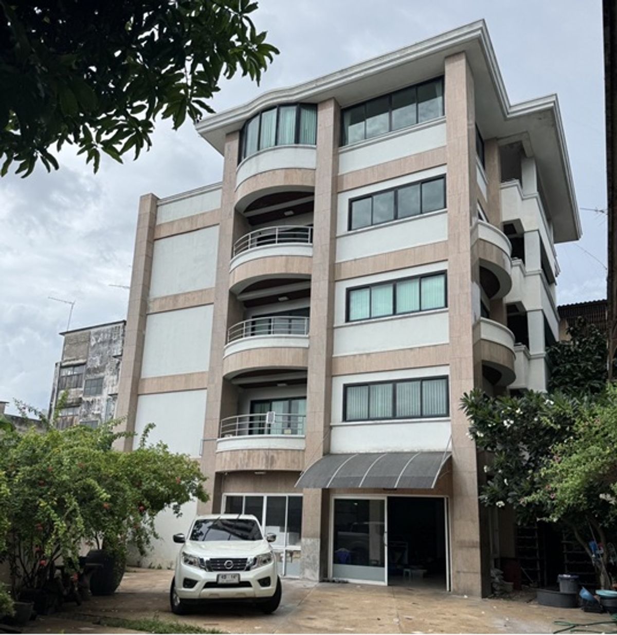 ขายสำนักงานพัทยา บางแสน ชลบุรี สัตหีบ : 🏢 ขายอาคารสำนักงาน 5 ชั้น  ใจกลางเมืองชลบุรี ใกล้ศาลากลางฯ  พื้นที่ใช้สอยกว่า 1,200 ตร.ม.