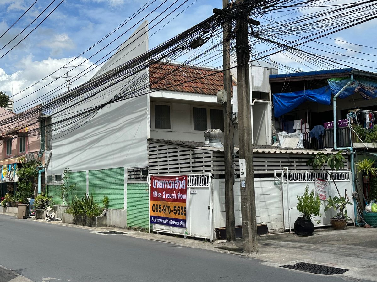 For SaleTownhomeLadprao, Central Ladprao : 💥 Townhouse corner, Lat Phrao Soi 1, next to the Maine road, near BTS, convenient to travel, not speculating, work!