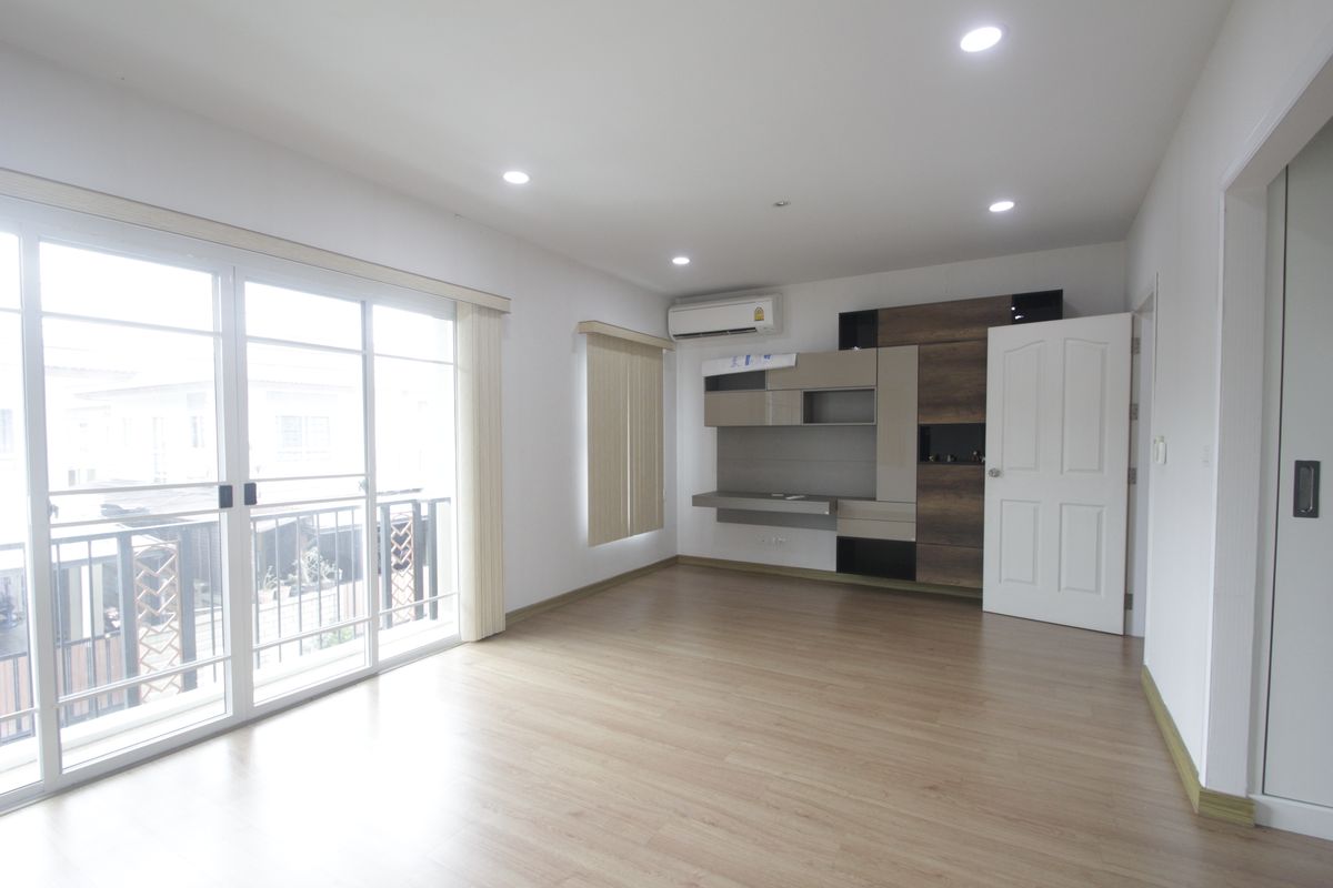 For SaleHousePhutthamonthon, Salaya : Baan Dae Yewaphatsorn Pinklao Petchkasem The new house has never been to sell, loss with fir, air conditioner, refrigerator, curtain, 61.9 square wah.