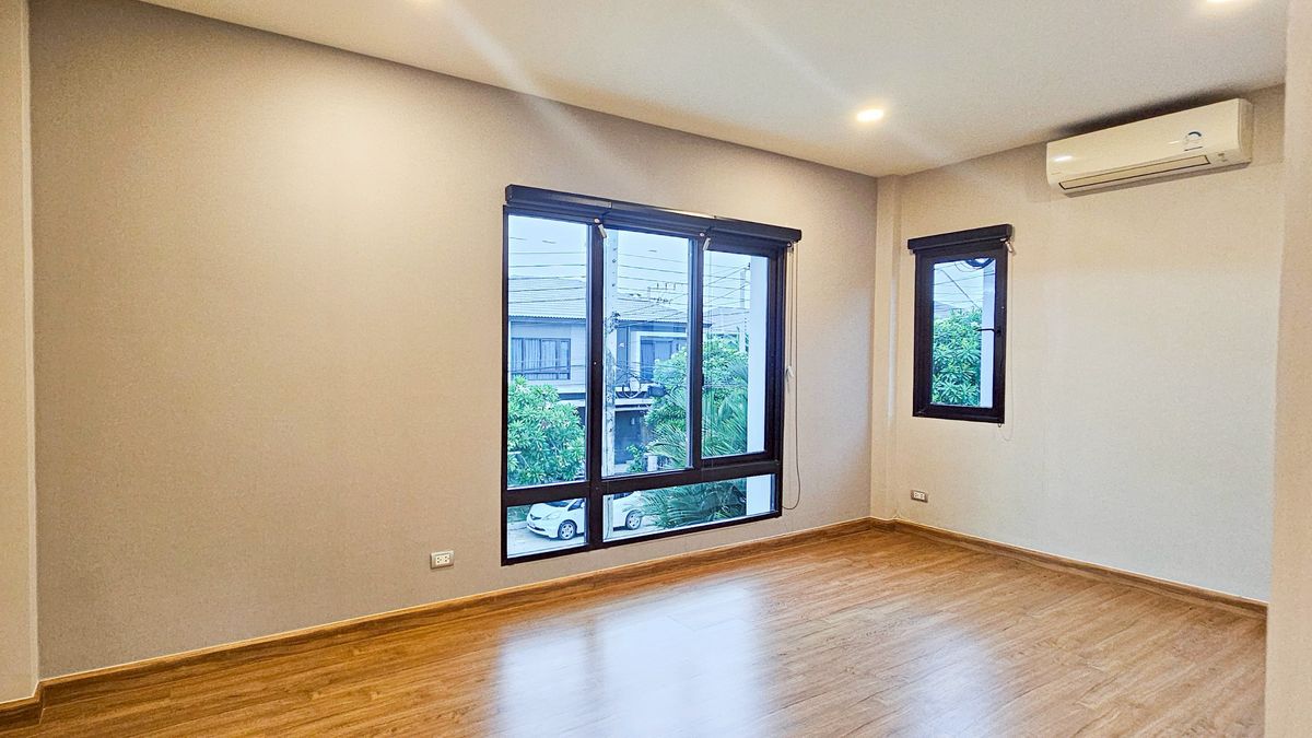 For SaleHouseBangna, Bearing, Lasalle : Centro Bangna Km.7 Never lived in Near Mega Bangna International school 