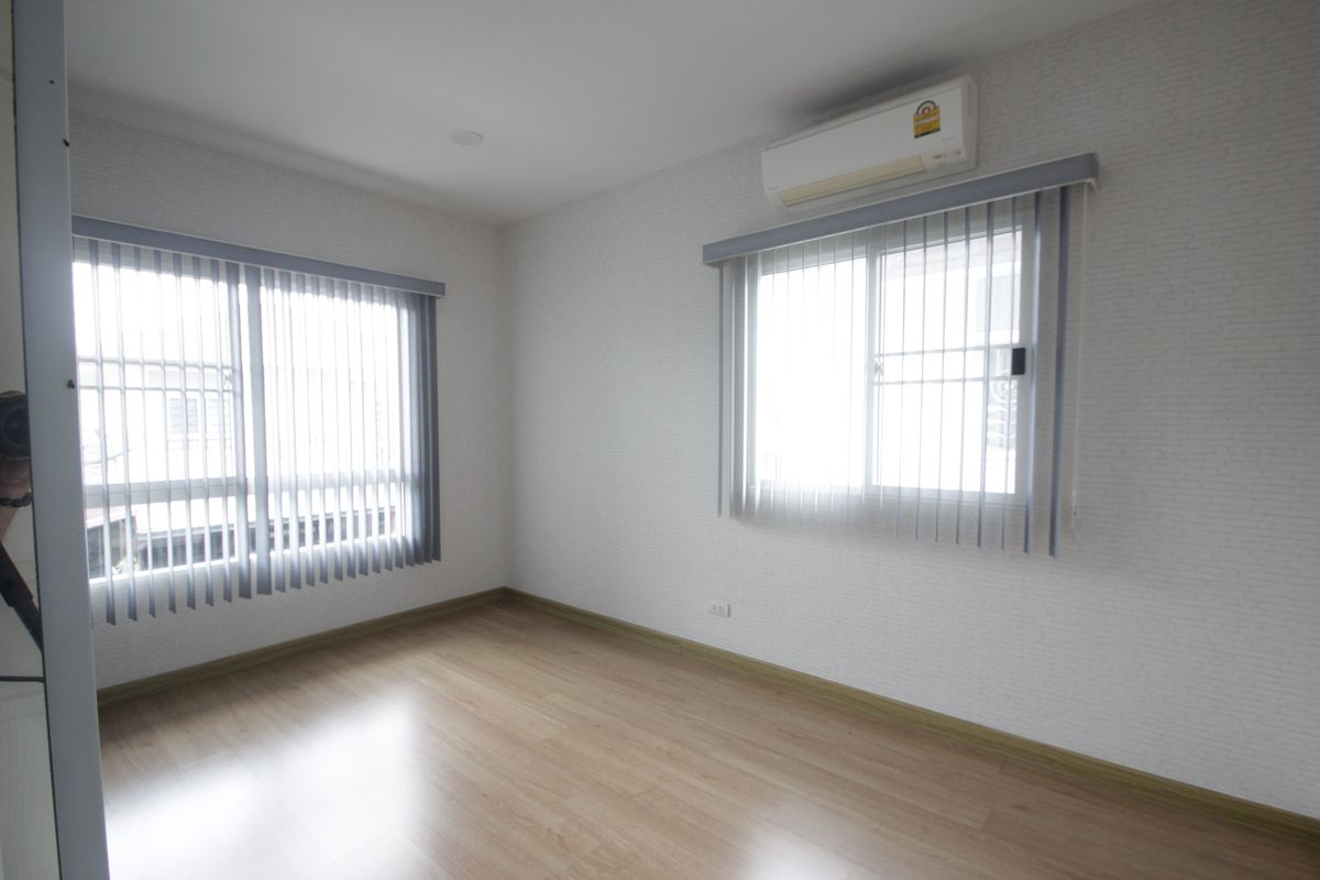 For SaleHousePhutthamonthon, Salaya : Baan Dae Yewaphatsorn Pinklao Petchkasem The new house has never been to sell, loss with fir, air conditioner, refrigerator, curtain, 61.9 square wah.