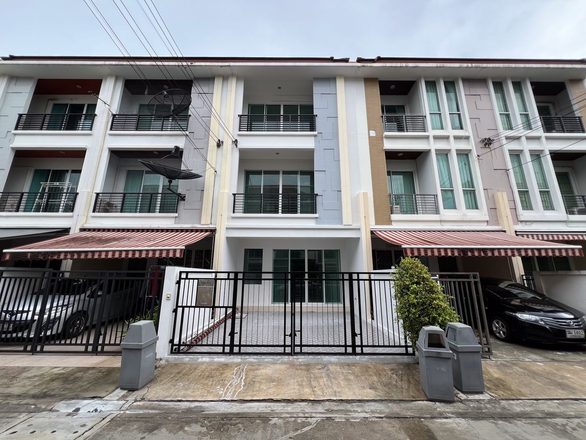 ขายทาวน์โฮมลาดพร้าว101 แฮปปี้แลนด์ : ทาวน์โฮม 3 ชั้น ทำเลดี บนถนนลาดพร้าว ใกล้ทางด่วน พื้นที่ใช้สอยเยอะ  🆗เหมาะสำหรับอยู่อาศัยหรือทำโฮมออฟฟิศ 🚘เดินทางสะดวก สามารถใช้เส้นทางเลียบทางด่วนเอกมัย-รามอินทรา หรือทางด่วนเอกมัย-รามอินทราได้ เชื่อมต่อ ทั้ง ถนนลาดพร้าว / เลียบด่วน / โชคชัย4