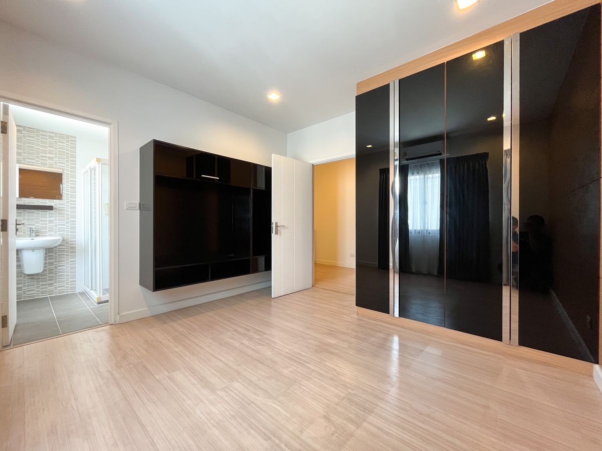 For RentTownhomeSamut Prakan,Samrong : For rent : Home office Plex Bangna, 3 floors, 190 sq.m.