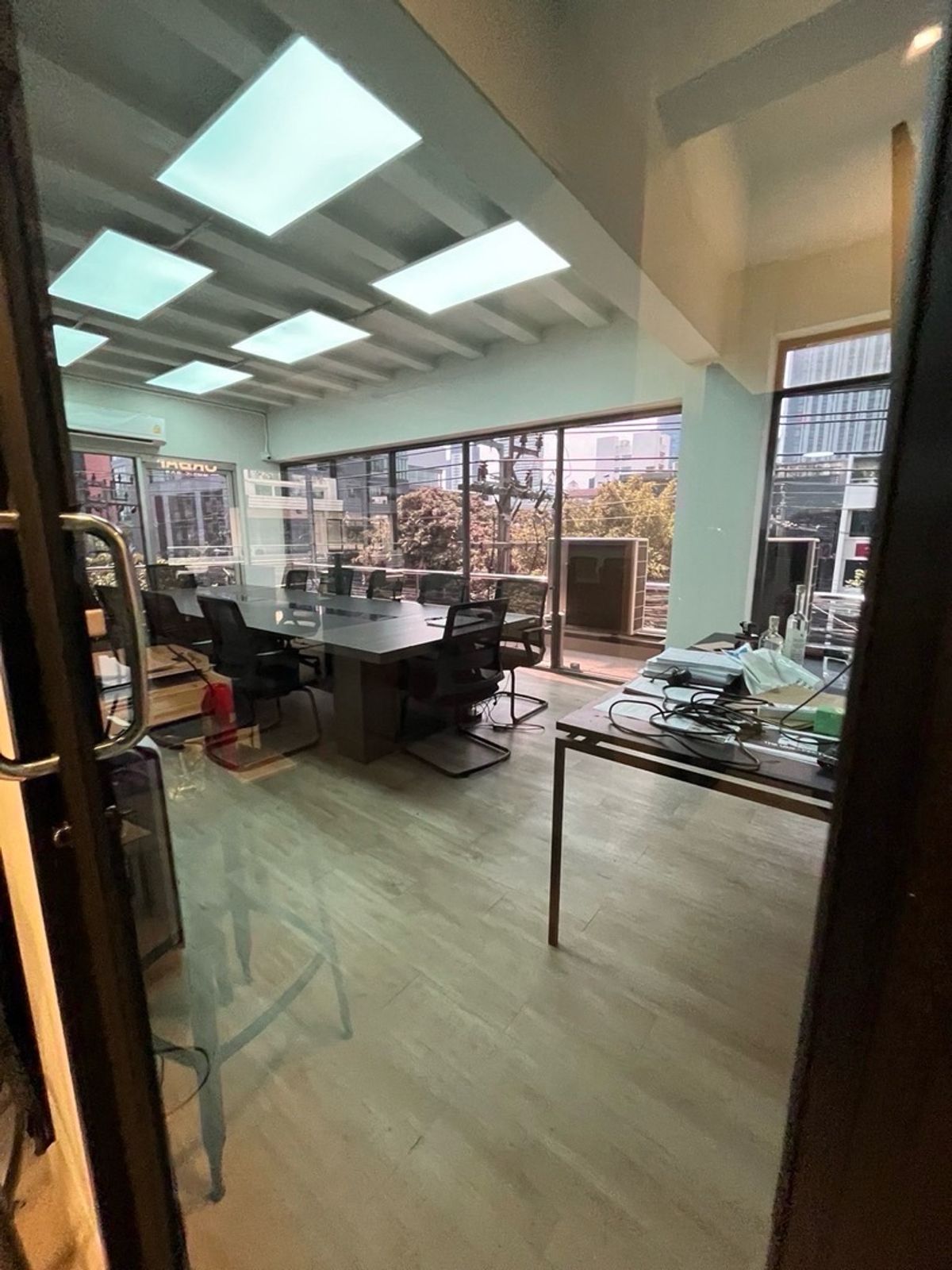 ขายสำนักงานสุขุมวิท อโศก ทองหล่อ : 💎 โอกาสดีที่จะลงทุนใจกลางเอกมัย! อาคาร 5 ชั้น พร้อมผู้เช่า ค่าเช่า 450K/เดือน ถึง ก.ค. 2571 ทำเลทอง เดินทะลุทองหล่อ 10 ได้ จอดรถได้กว่า 50 คัน