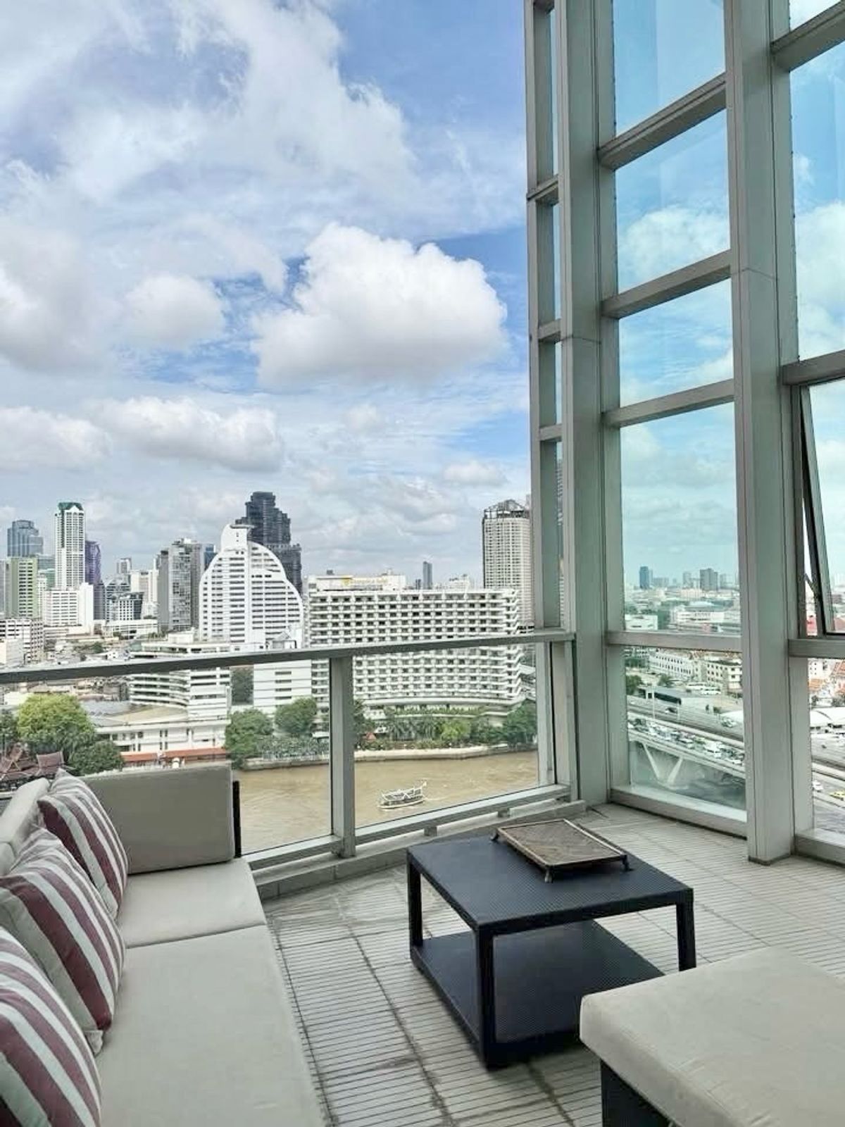 For RentCondoWongwianyai, Charoennakor : 🌟 For Rent: The River Condominium (Luxury Duplex Penthouse) 🌟 4BED5 Bath 200k