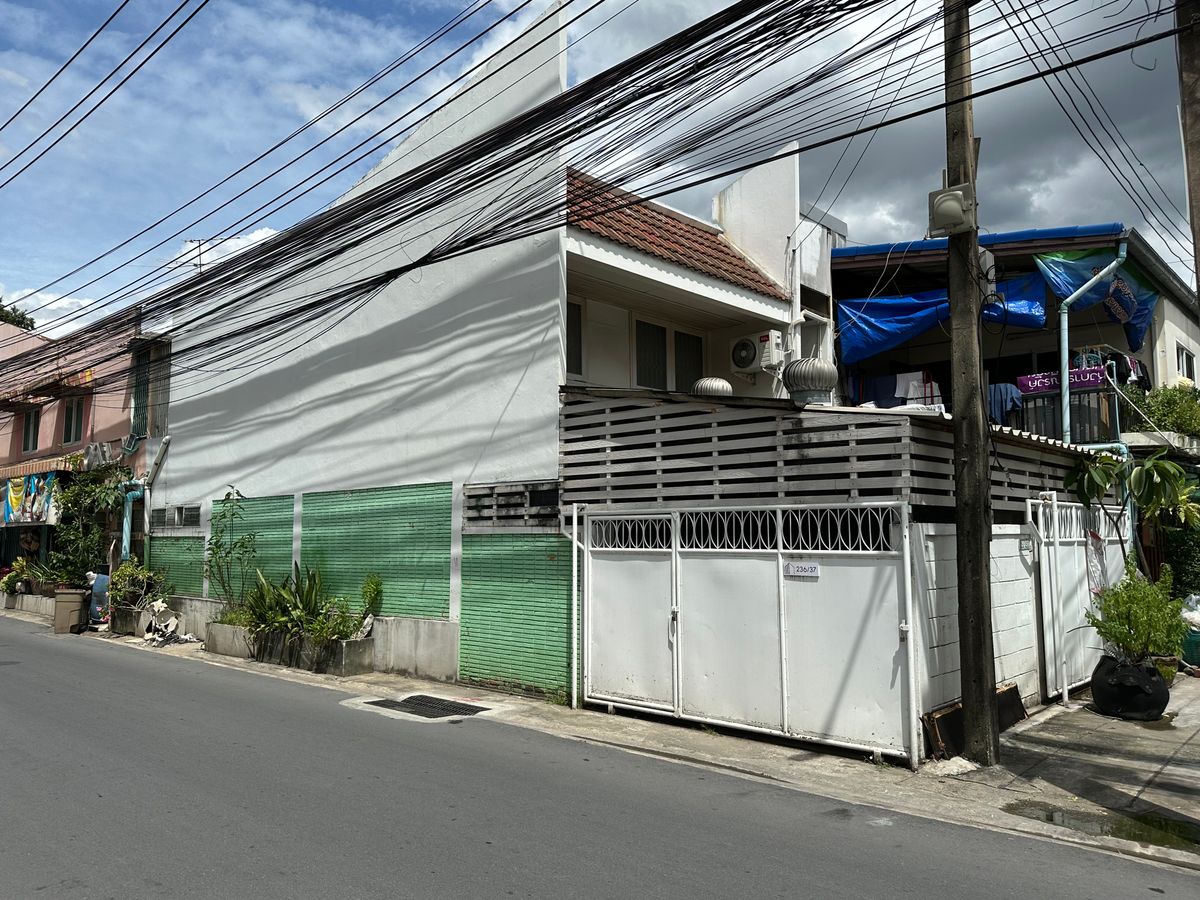 ขายทาวน์โฮมลาดพร้าว เซ็นทรัลลาดพร้าว : 💥 ทาวน์เฮ้าส์หัวมุม ลาดพร้าวซอย 1 ติดถนนเมน ใกล้ BTS เดินทางสะดวก อยู่เองก็ใช่ เก็งกำไรก็เวิร์ก!