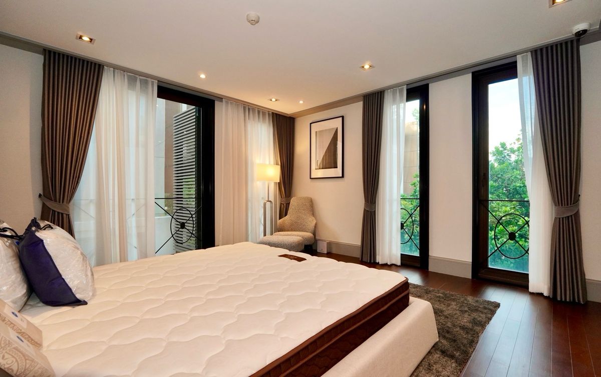 For SaleCondoSathorn, Narathiwat : 🐶🐱 Pet-Friendly Low-Rise Condo in Sathorn-SpaCious 304 SQ.M.+ Private Rooftop and Parking‼ ️